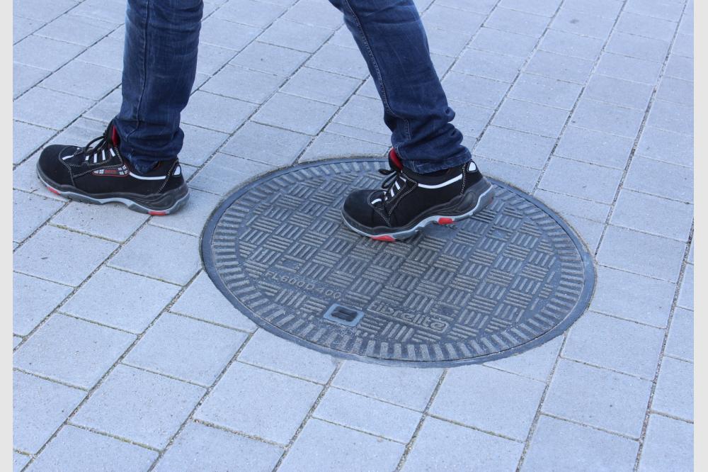 Schluss mit Schlittern auf Schachtabdeckungen